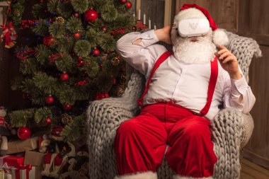 Noel Baba sanal gerçeklik Kulaklık takmış  