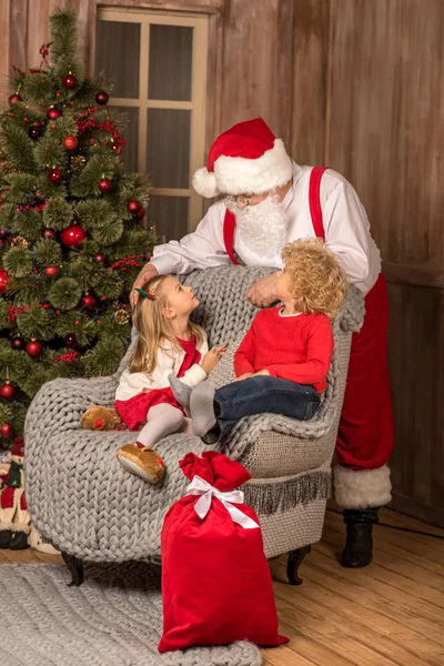 Gelukkige kinderen kijken naar Santa Claus — Stockfoto