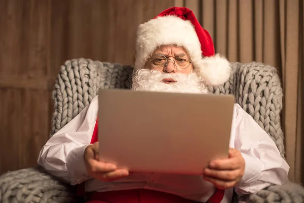 Weihnachtsmann mit Laptop — kostenloses Stockfoto