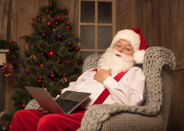 Santa Claus durmiendo con el ordenador portátil —  Fotos de Stock