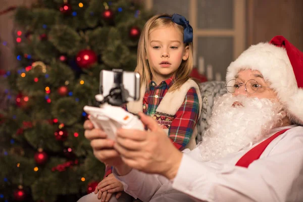 Санта-Клаус с маленьким ребенком — стоковое фото