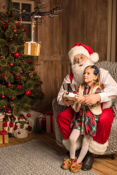 Санта с ребенком с помощью гексакоптера дрона
 