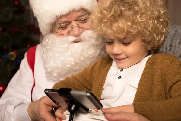 Feliz Santa Claus con niño — Foto de stock gratuita