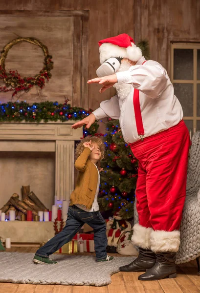 Santa Claus usando auriculares de realidad virtual — Foto de Stock