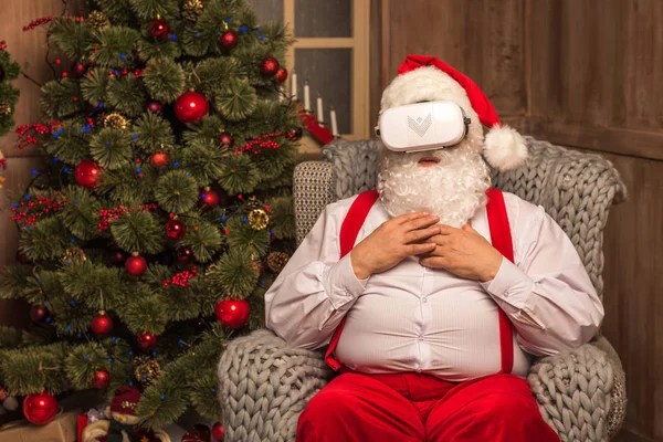Weihnachtsmann mit Virtual-Reality-Headset — kostenloses Stockfoto