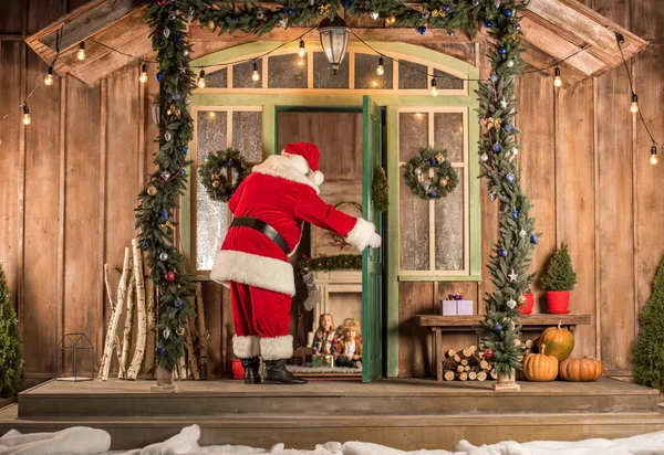 Święty Mikołaj przychodzi do dzieci na Boże Narodzenie — Zdjęcie stockowe