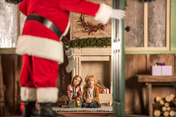 Kinder warten auf Weihnachtsmann — Stockfoto