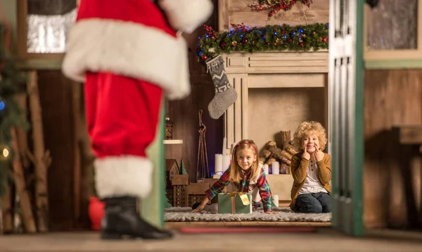 Enfants en attente de Père Noël claus — Photo