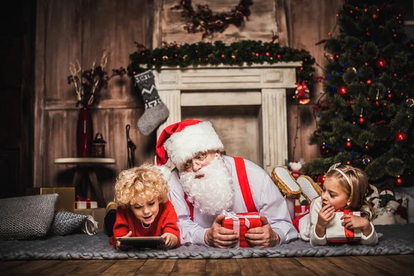 Happy Santa Claus met kinderen — Stockfoto