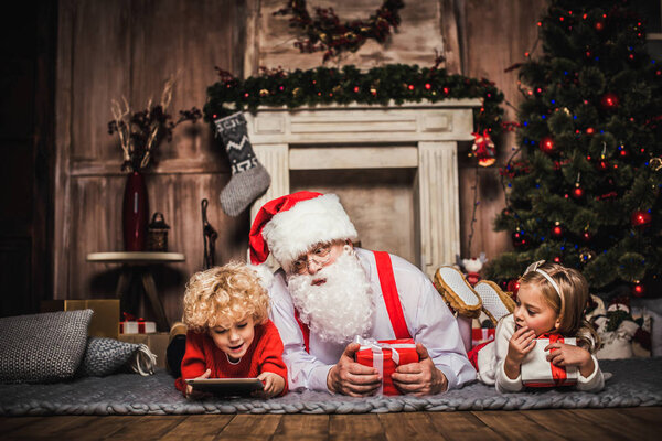 Счастливый Санта-Клаус с детьми
 