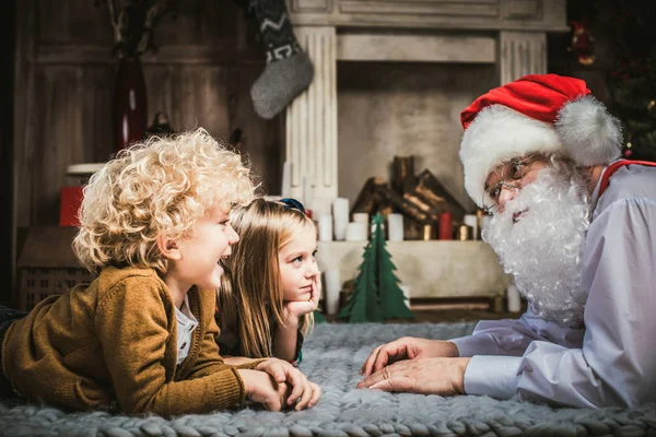 Happy Santa Claus met kinderen — Stockfoto