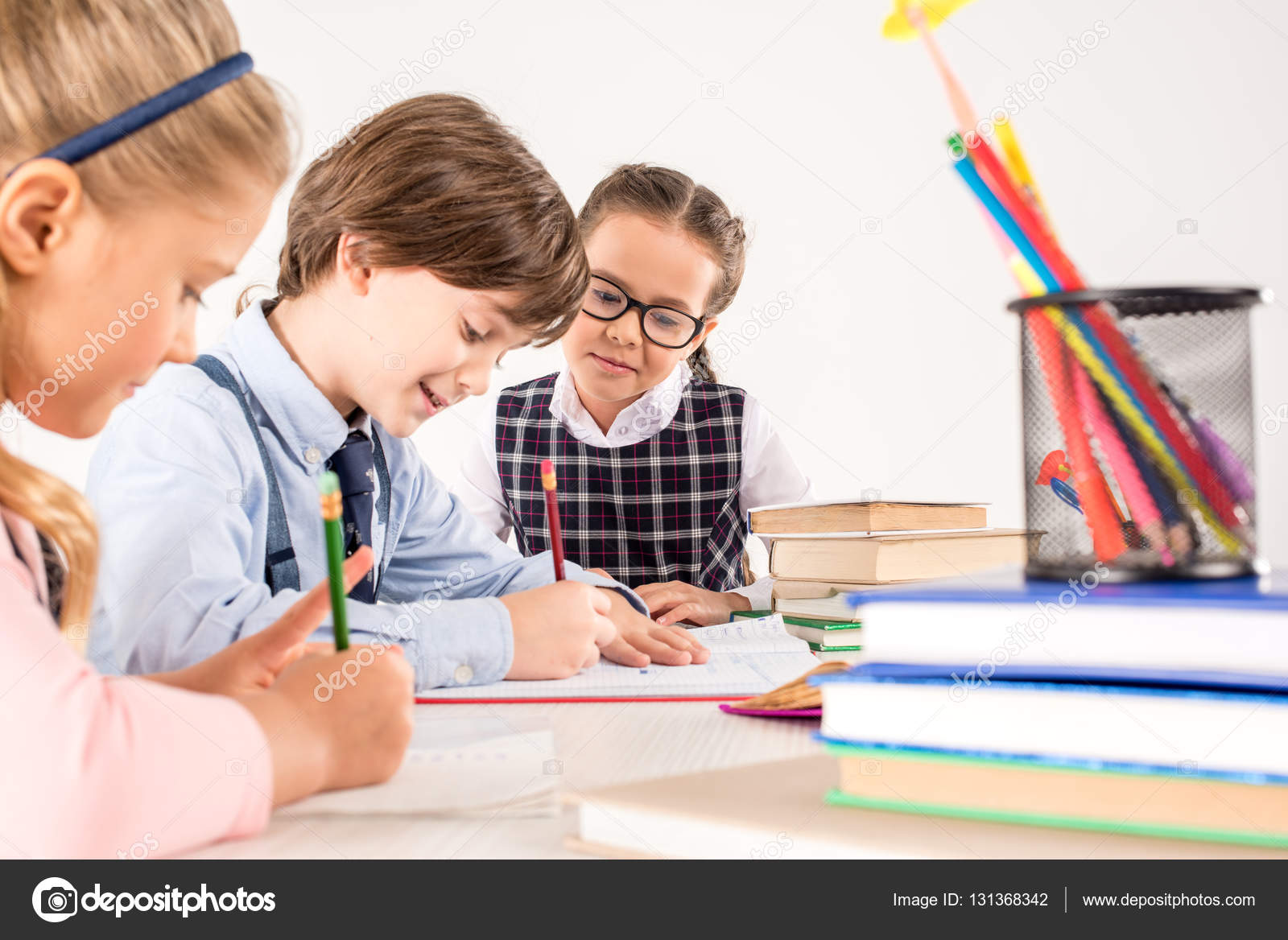 Bambini che scrivono in notebook — Foto Stock