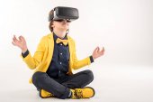 Gyerek a virtuális-valóság sisak 