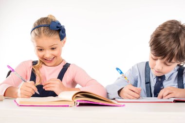 Ödev yapan çocuklar  