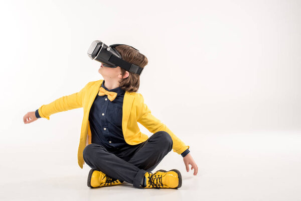 Ребенок в наушниках виртуальной реальности
 