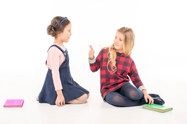 女学生用书打手势 — 图库照片