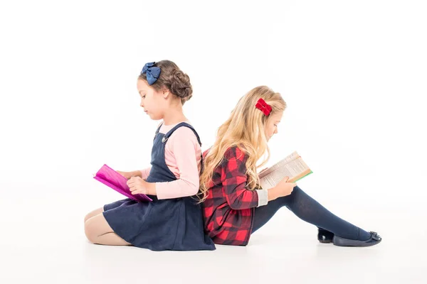 Школьницы читают книги — стоковое фото