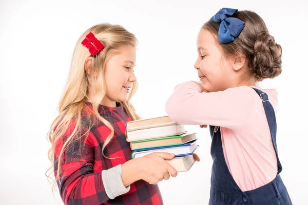 Улыбающиеся школьницы стоят с книгами — стоковое фото