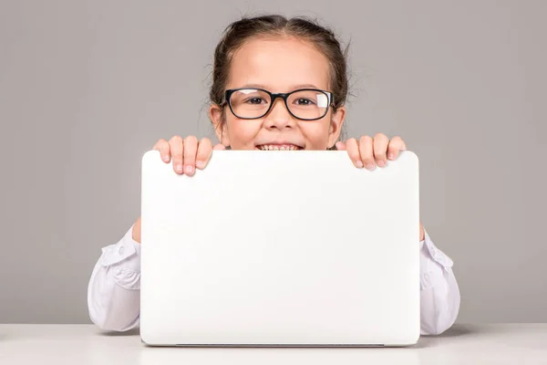 Schoolmeisje bedrijf laptop — Stockfoto