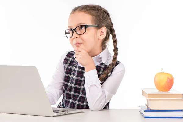 Schoolmeisje aan balie met laptop — Stockfoto