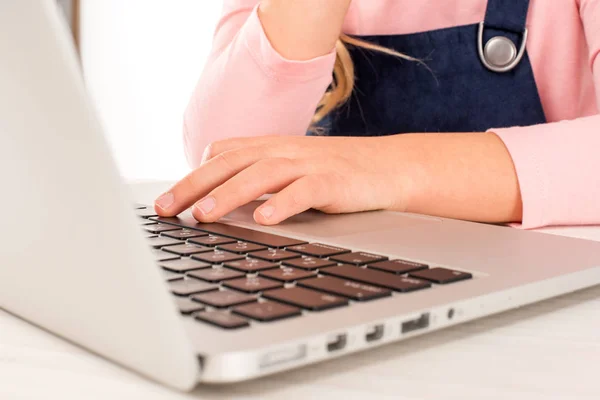 Colegiala en el escritorio con portátil — Foto de Stock