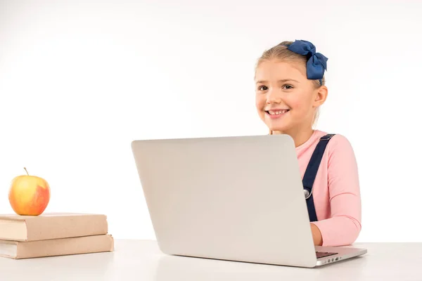 Lachende schoolmeisje met laptop — Stockfoto