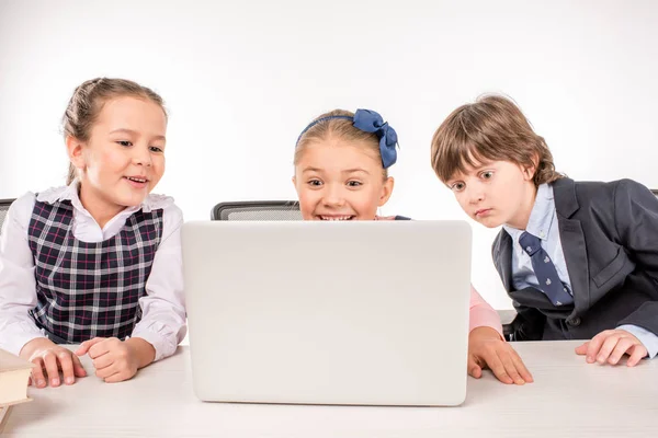 Colegas de classe usando laptop — Fotografia de Stock