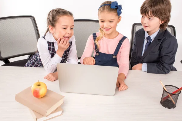 Osztálytársai használ laptop — Stock Fotó
