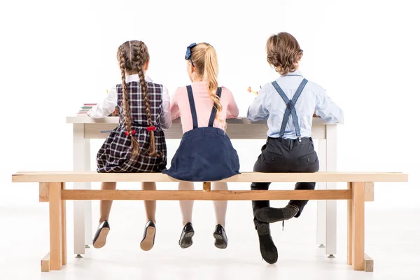 Los escolares que estudian en el escritorio — Foto de Stock