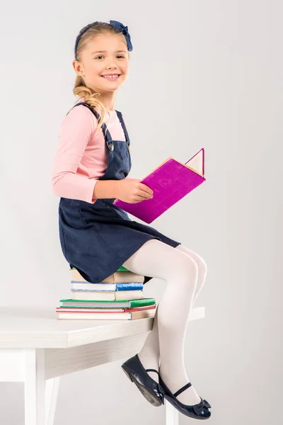 Sorridente studentessa in possesso di libro — Foto Stock