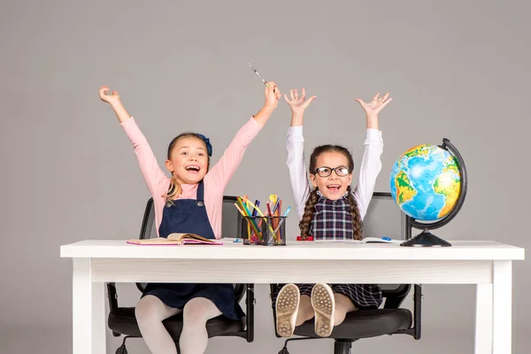 Alunas felizes durante a aula de geografia — Fotografia de Stock