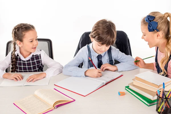 Compañeros de clase estudiando juntos — Foto de Stock