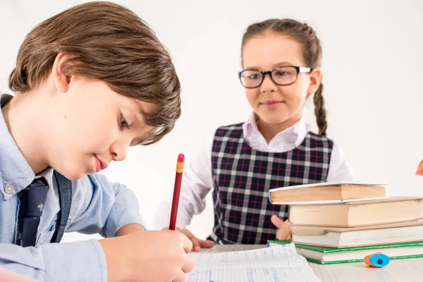 Colegiala mirando a compañero de clase — Foto de Stock