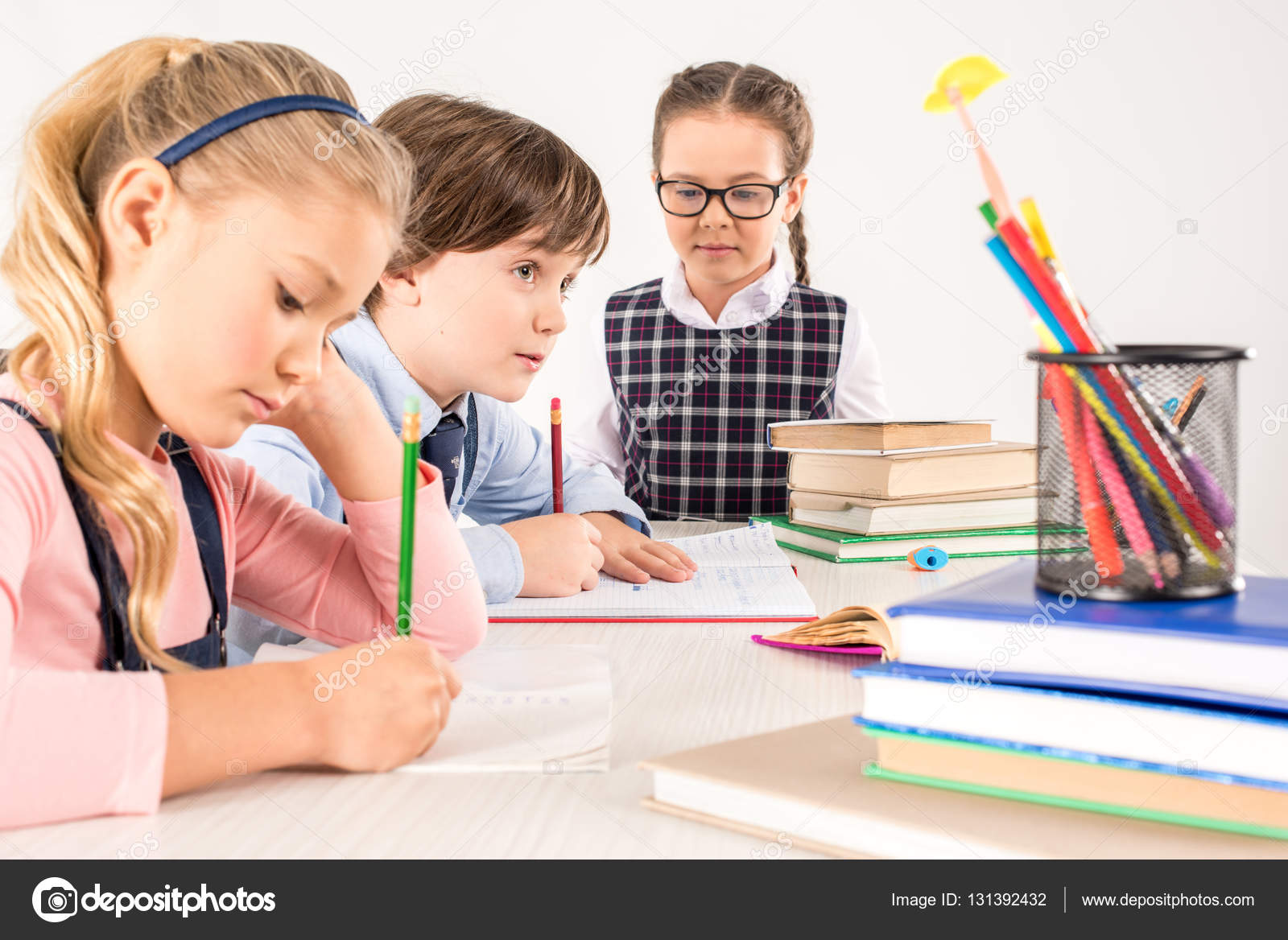 Bambini che scrivono in notebook — Foto Stock