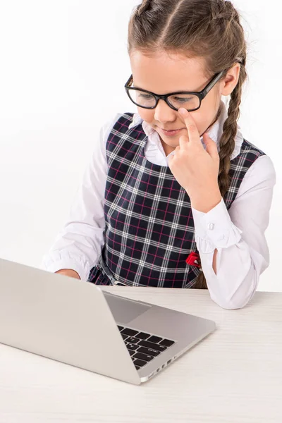 Schoolmeisje aan balie met laptop — Gratis stockfoto