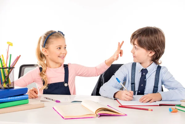 Compañeros de clase estudiando juntos — Foto de Stock