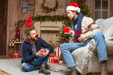 Erkekler çay içme Noel kostümleri