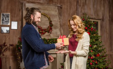 Adam kadına hediye kutusu sunmak