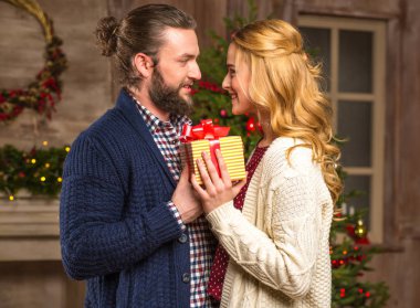 Noel hediye ile mutlu çift