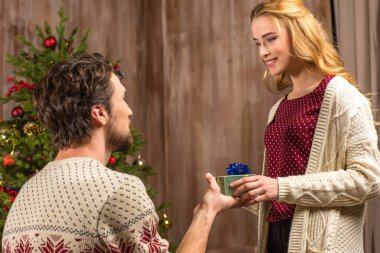 Adam kadına hediye kutusu sunmak