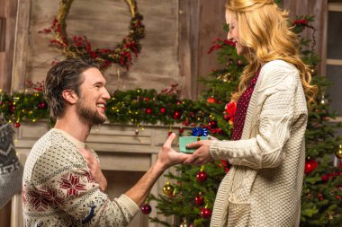 Adam kadına hediye kutusu sunmak