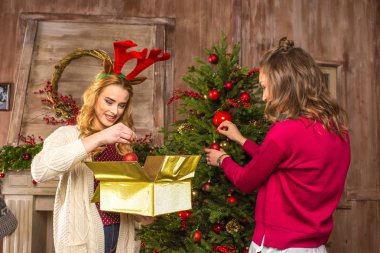 Noel ağacı süsleme kadınlar