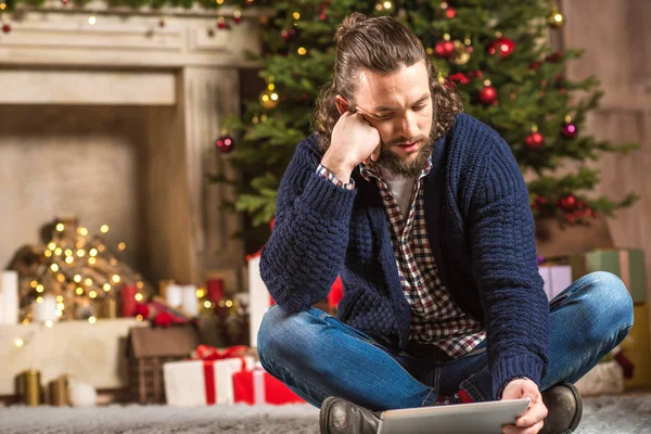 Thoughtful man using digital tablet — Stock Photo, Image