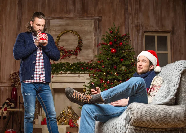 Mladí muži čekání na Vánoce — Stock fotografie zdarma