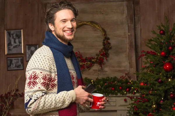 Glimlachende man te wachten voor de kerst — Stockfoto