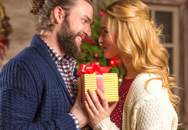 Joyeux couple avec cadeau de Noël — Photo