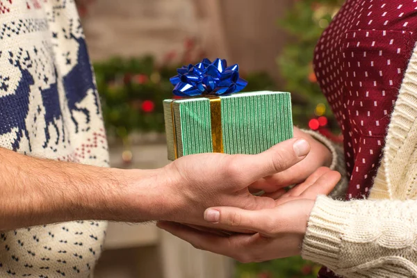 Pár se drží vánoční dárek — Stock fotografie