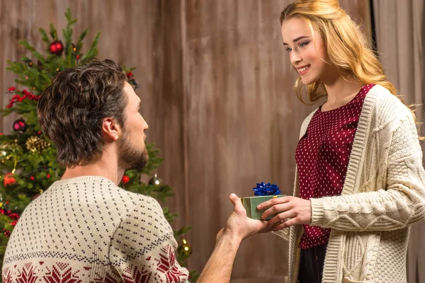 Adam kadına hediye kutusu sunmak