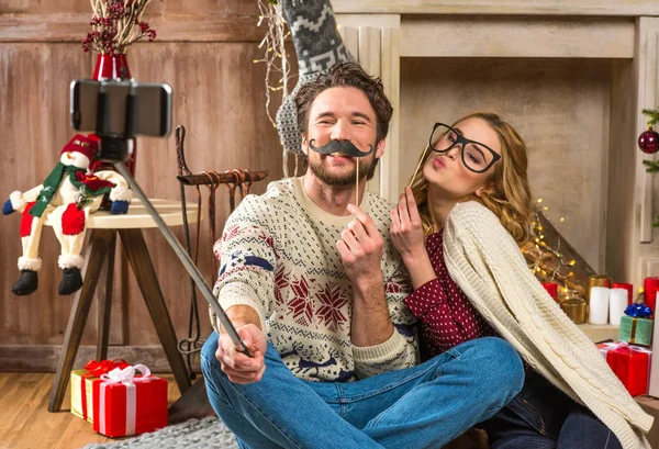 Casal feliz tomando selfie — Fotografia de Stock