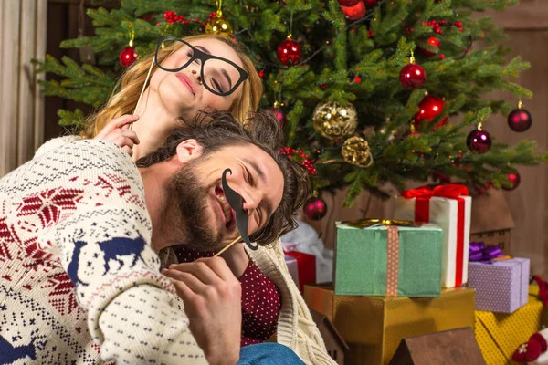 Pareja divirtiéndose con palos de fiesta —  Fotos de Stock